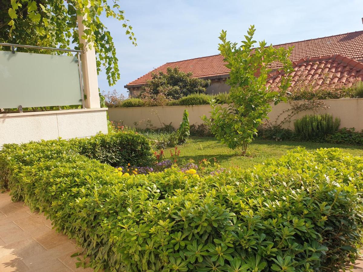 Abelia, Two Terraces, Hot Tub, Free Parking Apartment *