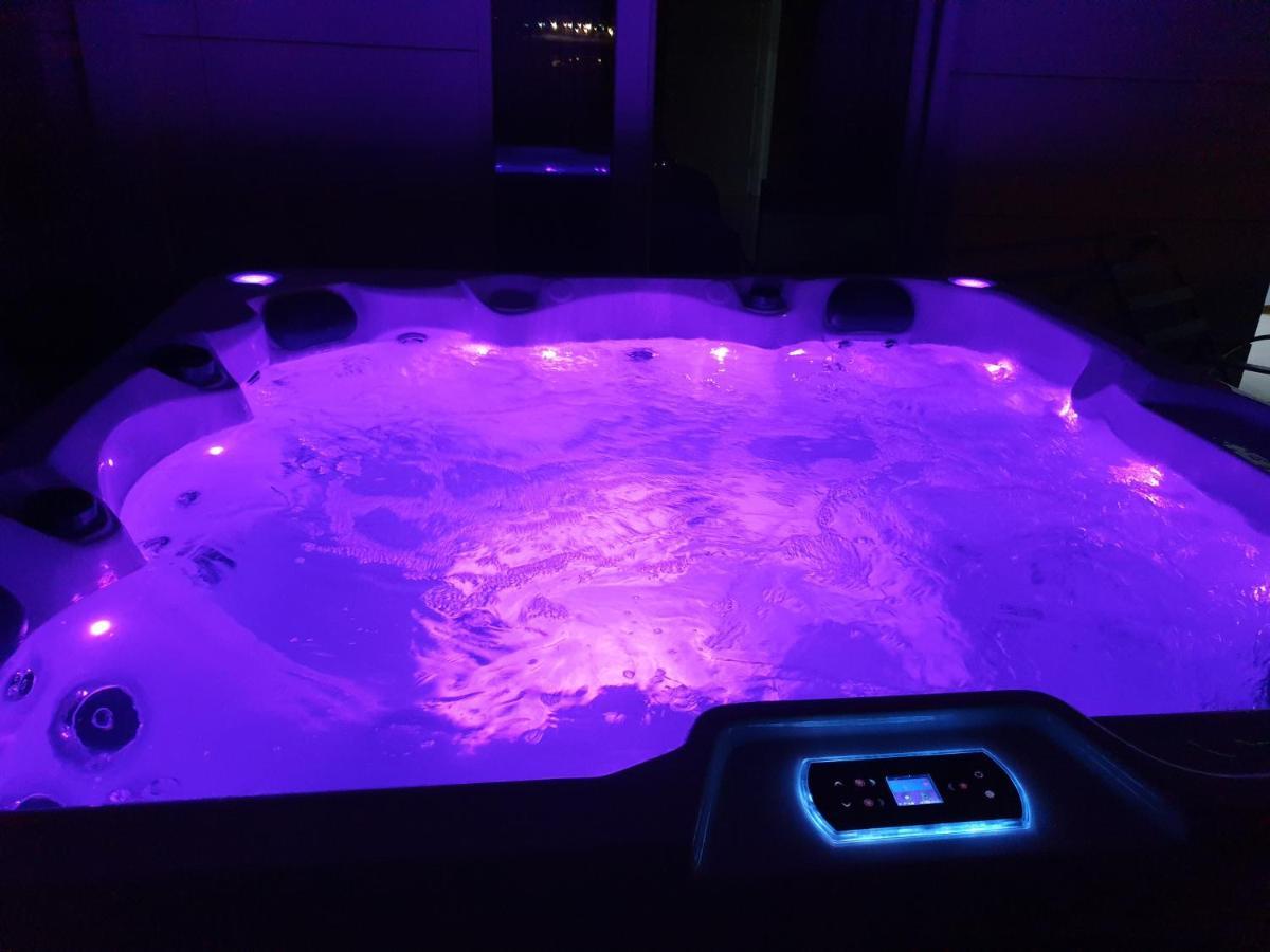 Abelia, Two Terraces, Hot Tub, Free Parking Apartment *