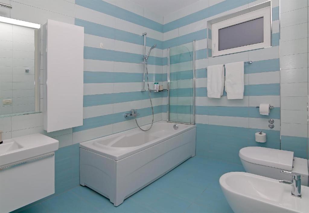 Abelia, Two Terraces, Hot Tub, Free Parking *