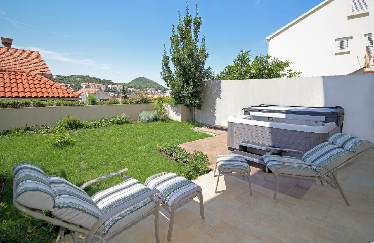 Abelia, Two Terraces, Hot Tub, Free Parking Apartment *