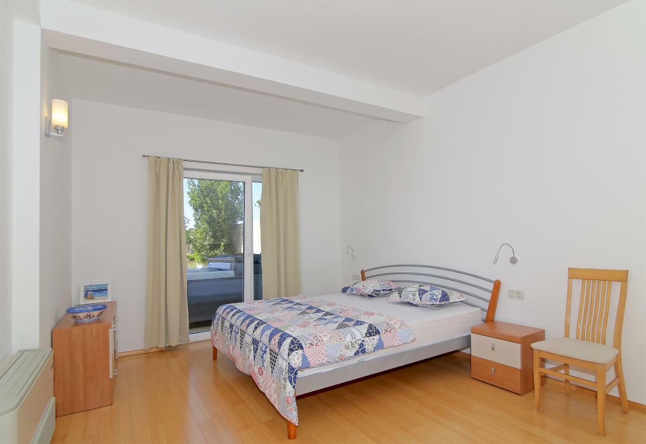 Abelia, Two Terraces, Hot Tub, Free Parking Apartment *
