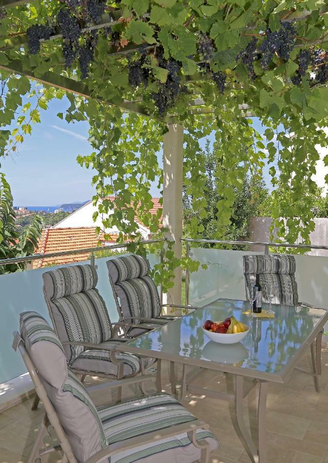 Abelia, Two Terraces, Hot Tub, Free Parking Apartment *