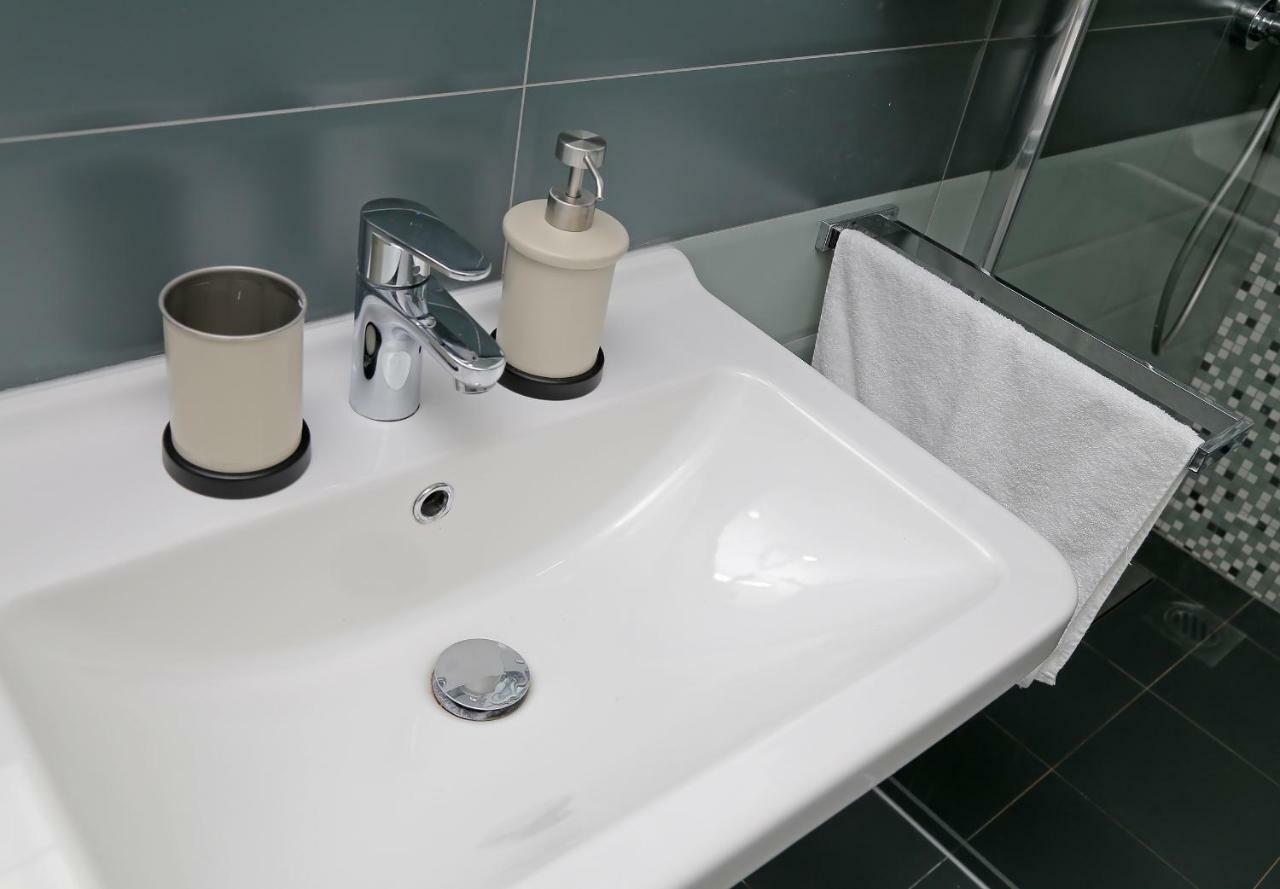 Abelia, Two Terraces, Hot Tub, Free Parking Apartment *