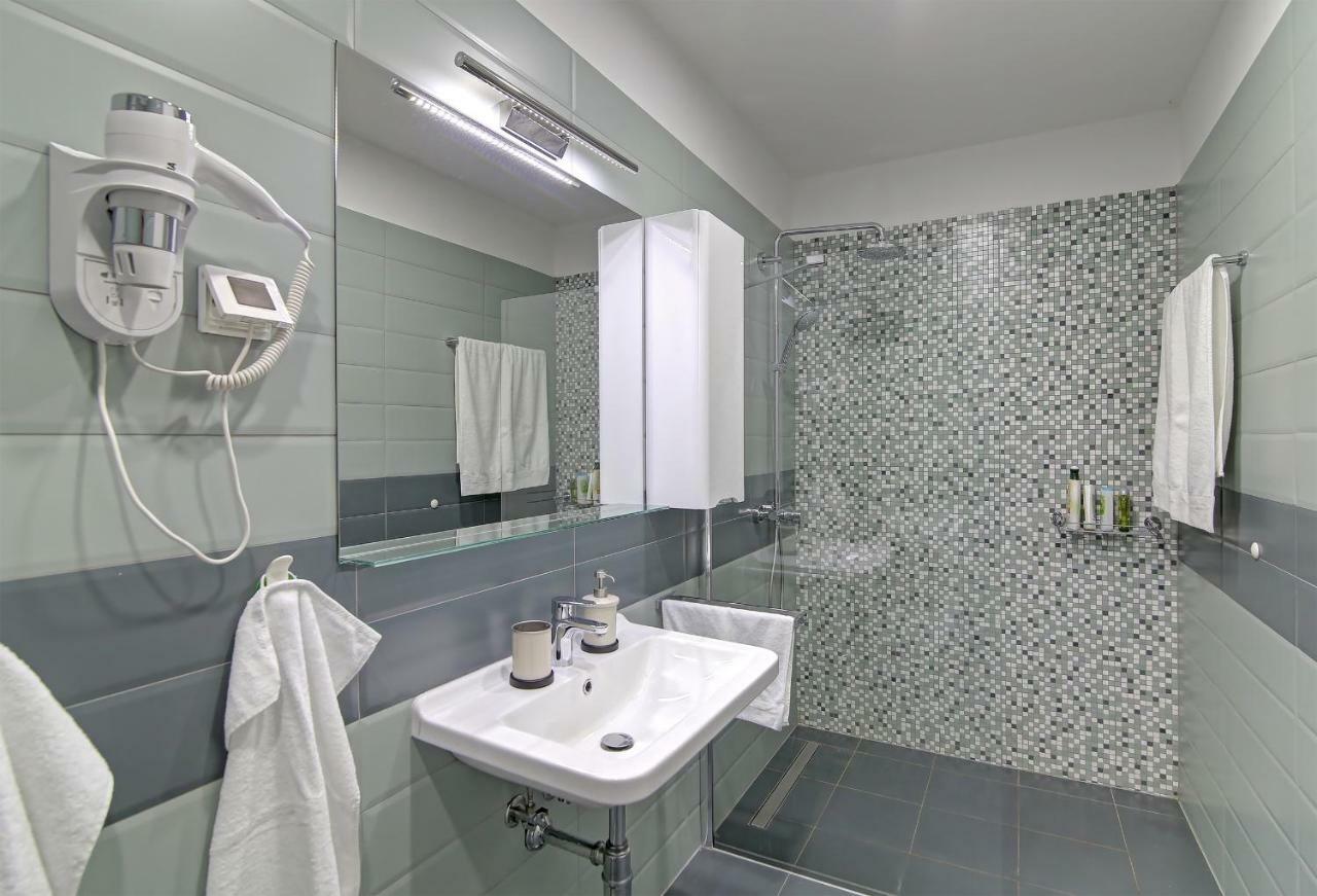 Apartment Abelia, Two Terraces, Hot Tub, Free Parking *